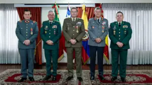 « Coopération ». Le Chef d'État-Major de l'Armée décoré en Colombie.