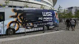 D'anciens cyclistes et dirigeants de la W52-FC Porto connaissent le dénouement de la Prova Limpa.