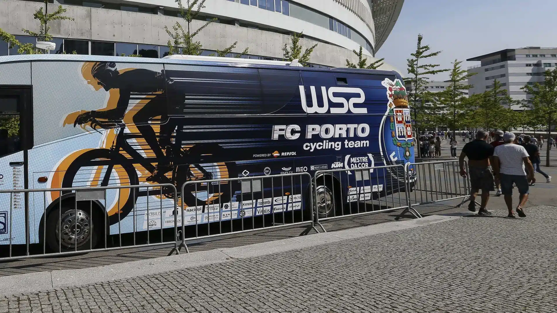 D'anciens cyclistes et dirigeants de la W52-FC Porto connaissent le dénouement de la Prova Limpa.