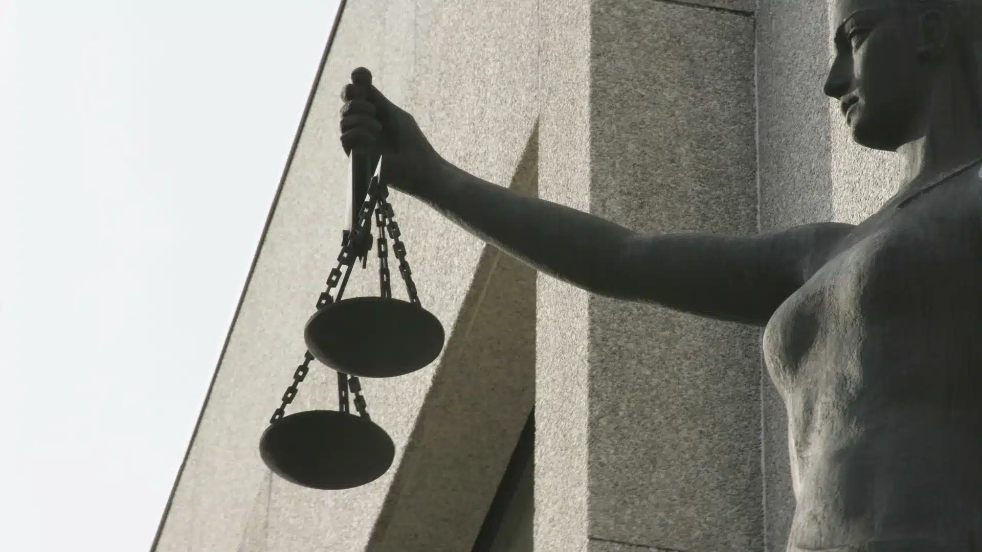 Des avocats jugés pour avoir trompé un émigrant pour acheter une maison inexistante.