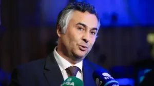 Des ordinateurs ? "S'ils manquent, ils ne communiquent pas le besoin", déclare le ministre.