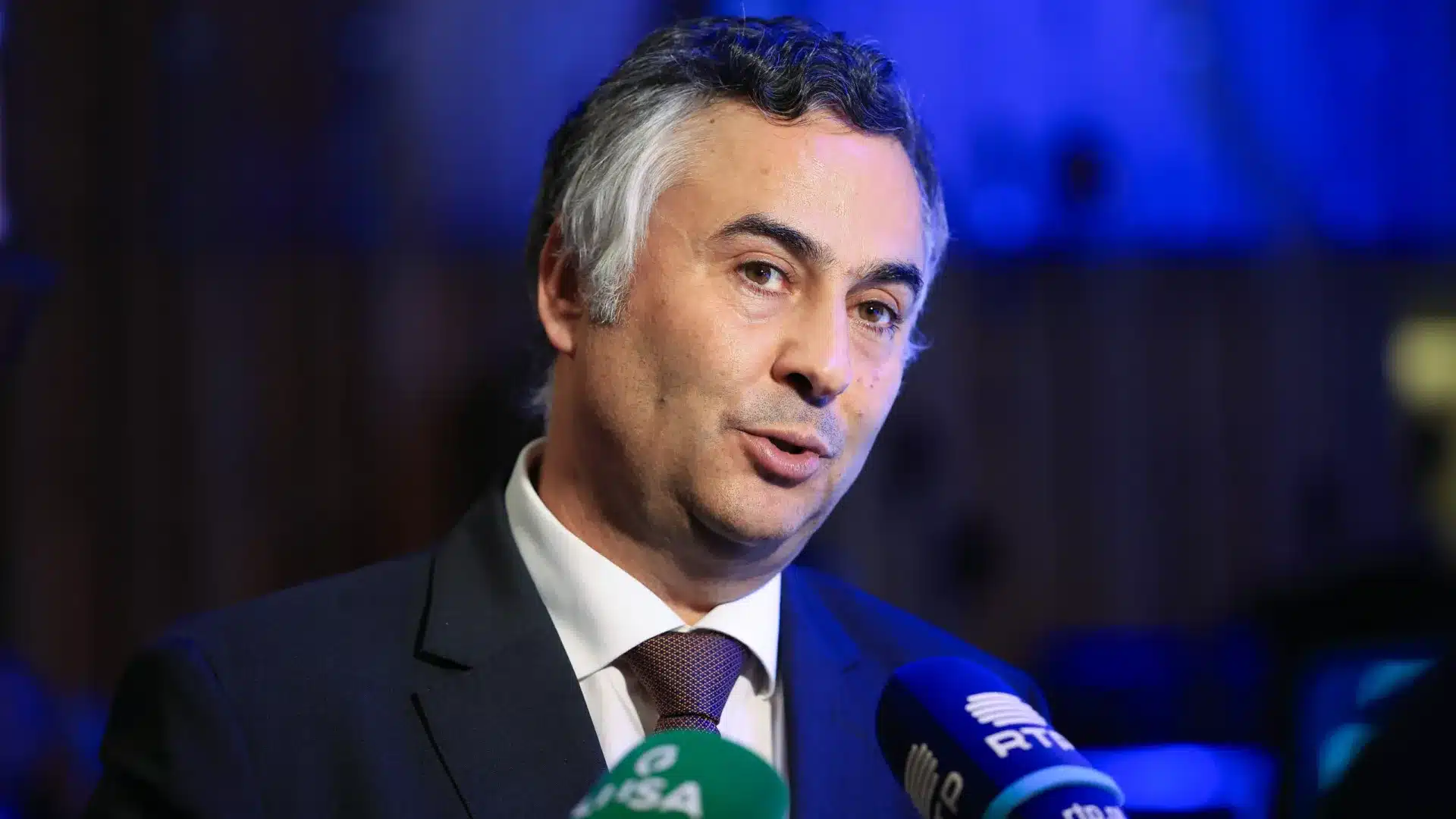 Des ordinateurs ? "S'ils manquent, ils ne communiquent pas le besoin", déclare le ministre.