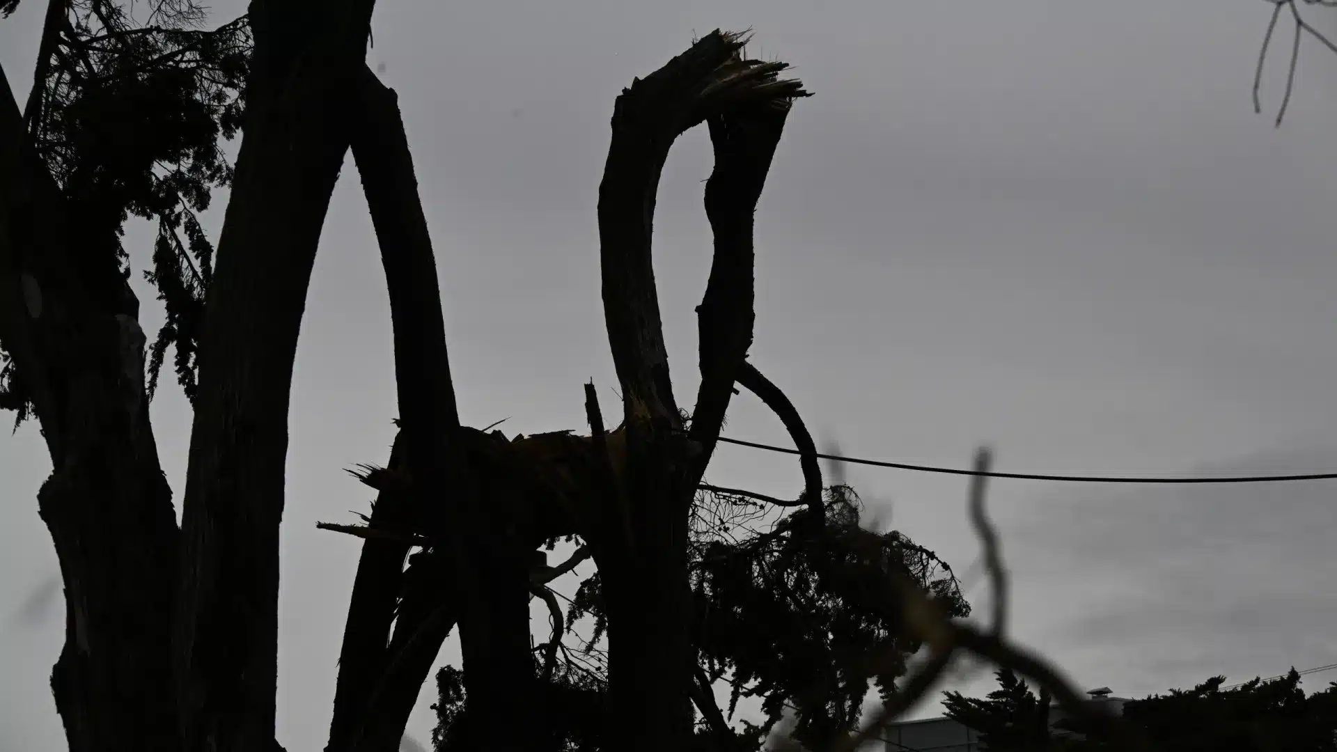 Destructeur. Phénomène extrême de vent fait tomber des structures à Faro.