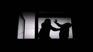 Détenu pour suspicion d'agression sur sa mère à Maia, il est placé en détention provisoire.