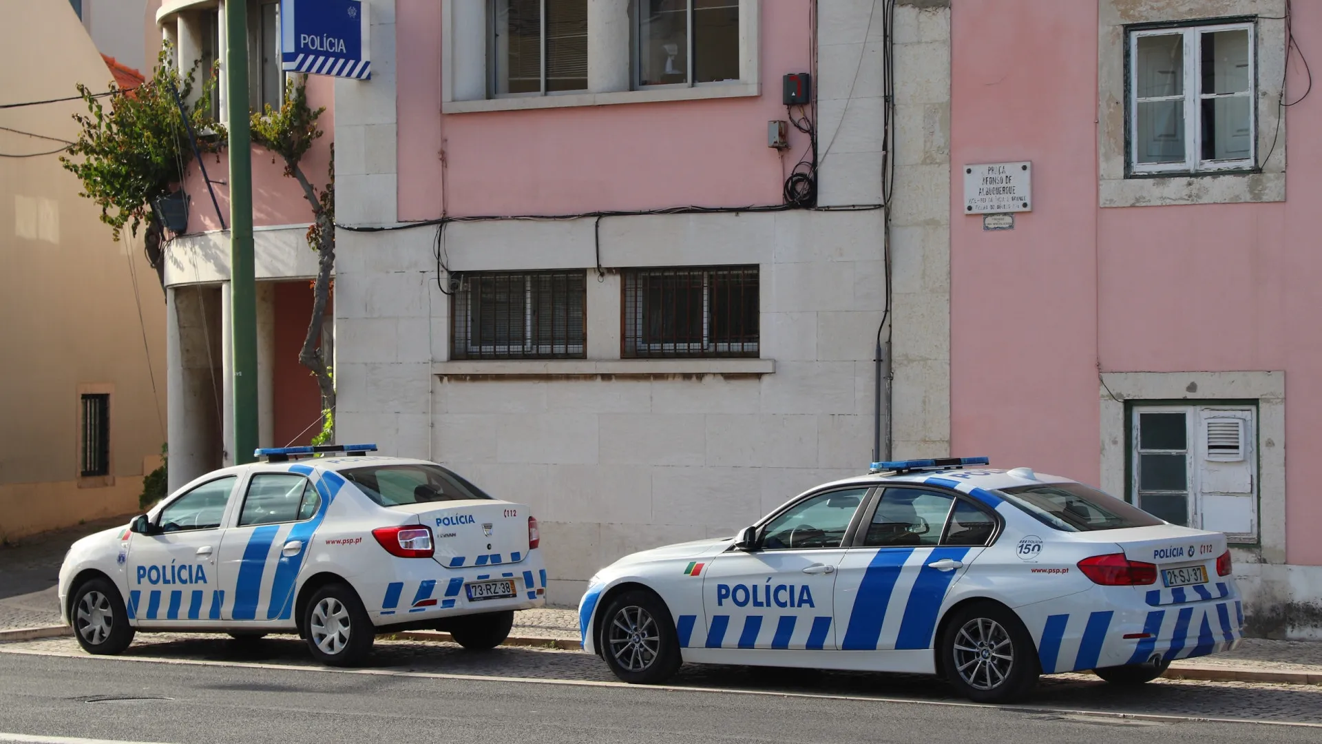 Deux policiers qui ont sodomisé des sans-abri resteront en prison.
