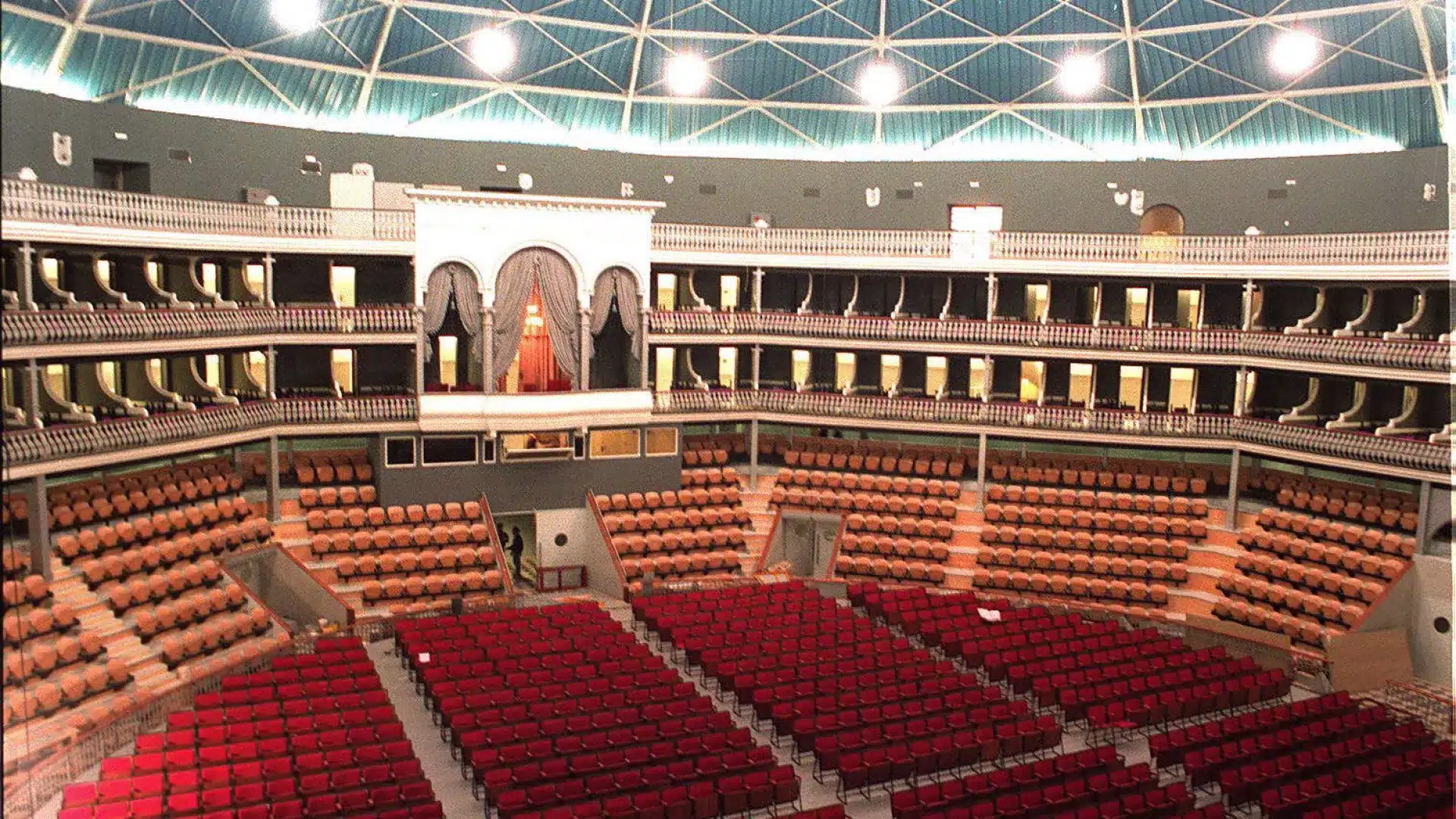 Edmázia Mayembe fait ses débuts au Portugal au Coliseu dos Recreios.