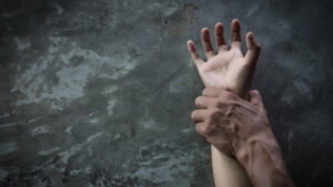 Faux kinésithérapeute libéré parce que la victime n'a pas exprimé d'opposition.