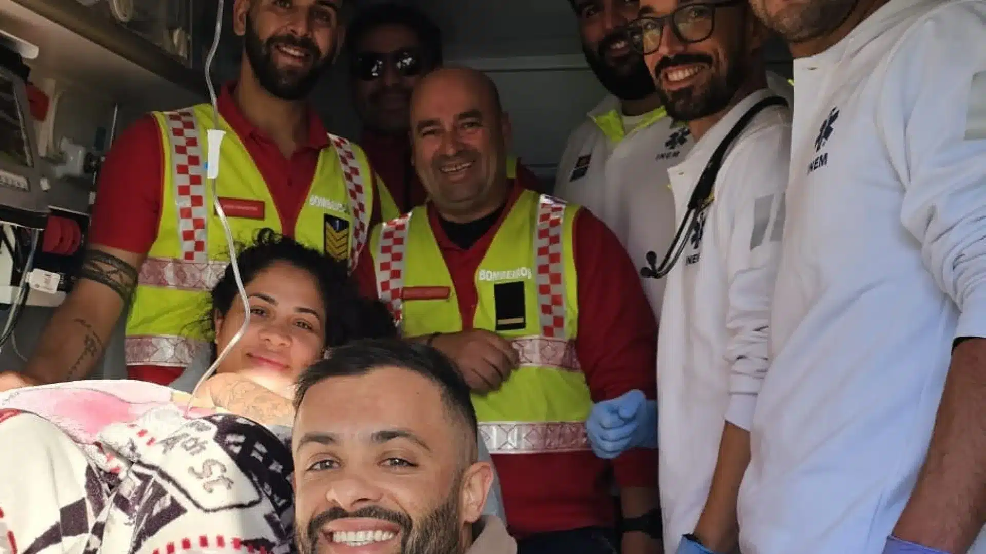 Félicitations. Les pompiers de Lagos aident une femme à accoucher chez elle.