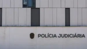 Femme détenue à Lisbonne pour pornographie infantile : "Délit flagrant"