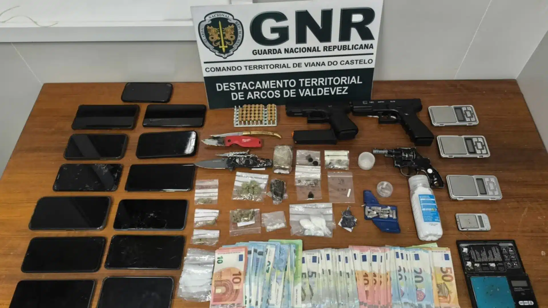 GNR arrête au Minho quatre hommes pour trafic de drogue et armes interdites.