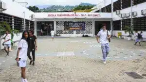 Groupe de professeurs de l'École portugaise de Dili en grève