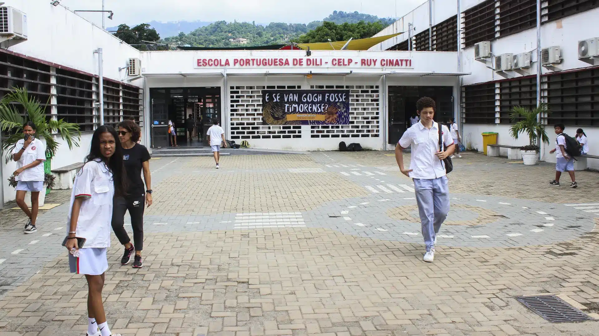 Groupe de professeurs de l'École portugaise de Dili en grève