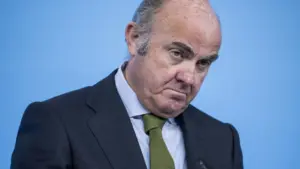 Guindos : La faible croissance inquiète la BCE malgré l'amélioration.