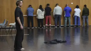 Ils montent sur scène pour se souvenir de celui qui a été acculé au mur par la police.