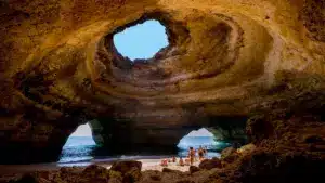 Jeune secouru avec "hypothermie" après être tombé à proximité des grottes de Benagil.