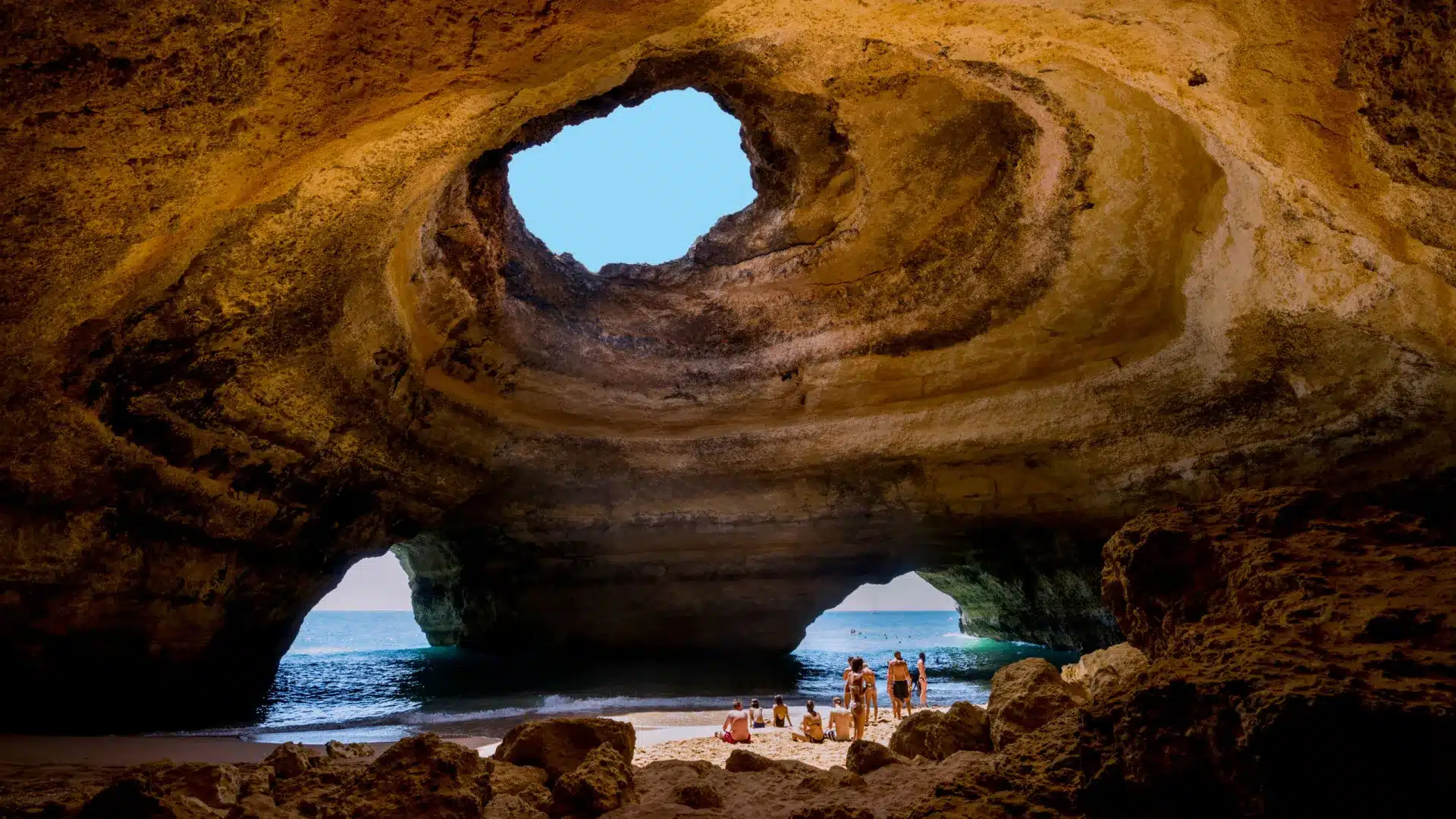 Jeune secouru avec "hypothermie" après être tombé à proximité des grottes de Benagil.
