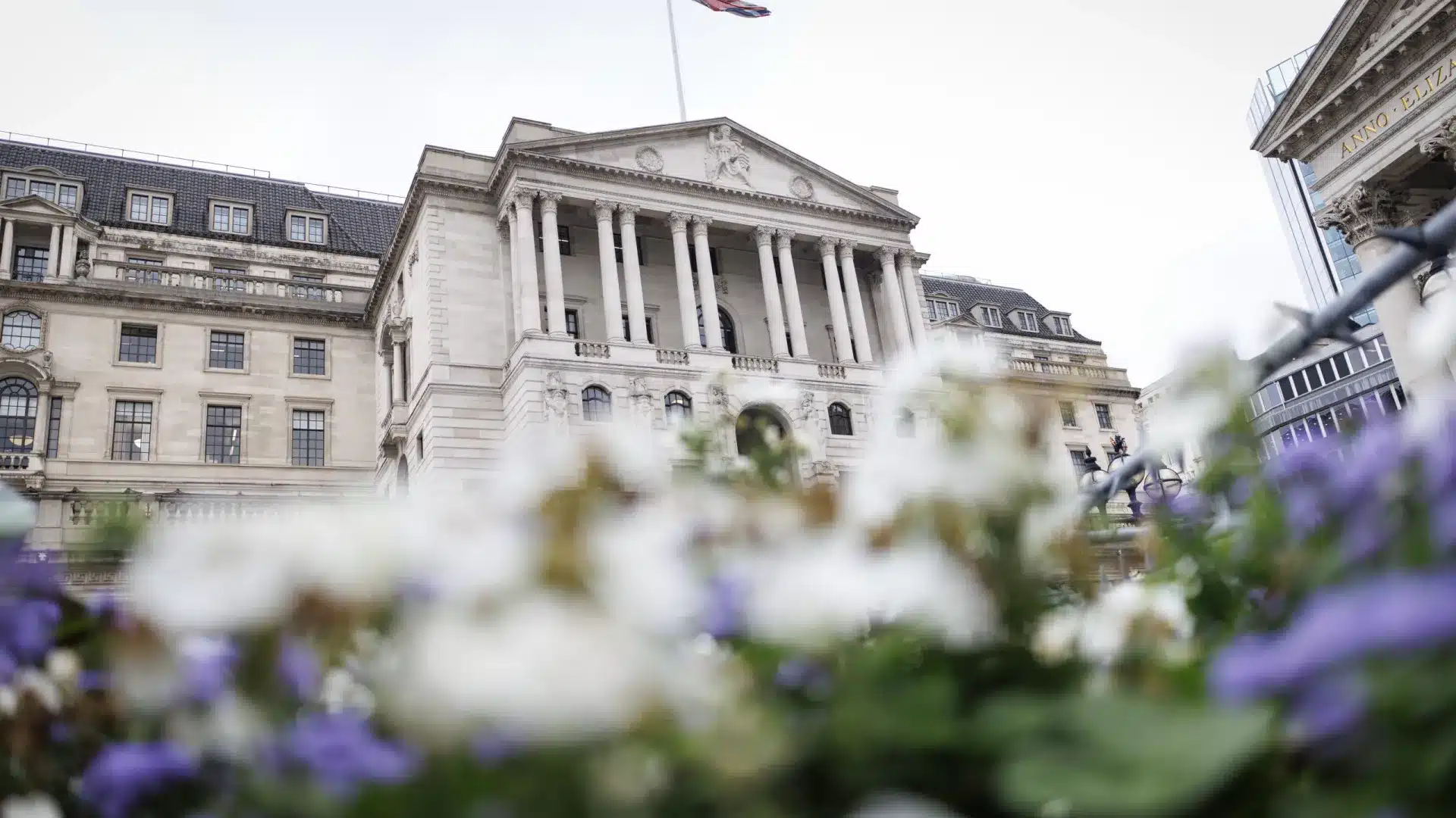 La Banque d'Angleterre maintient les taux directeurs à 4 %.