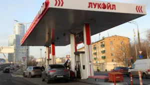 La compagnie pétrolière russe Lukoil réduit les dividendes après les sanctions des États-Unis.