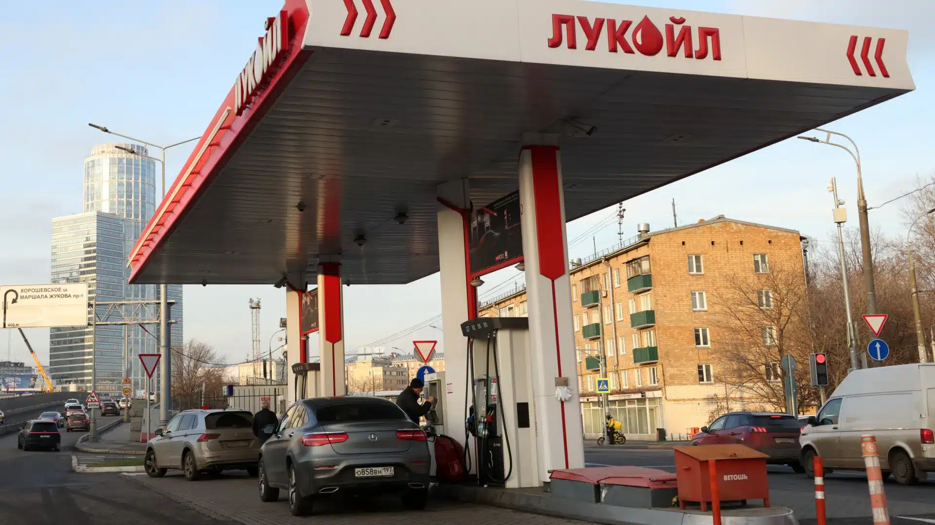 La compagnie pétrolière russe Lukoil réduit les dividendes après les sanctions des États-Unis.
