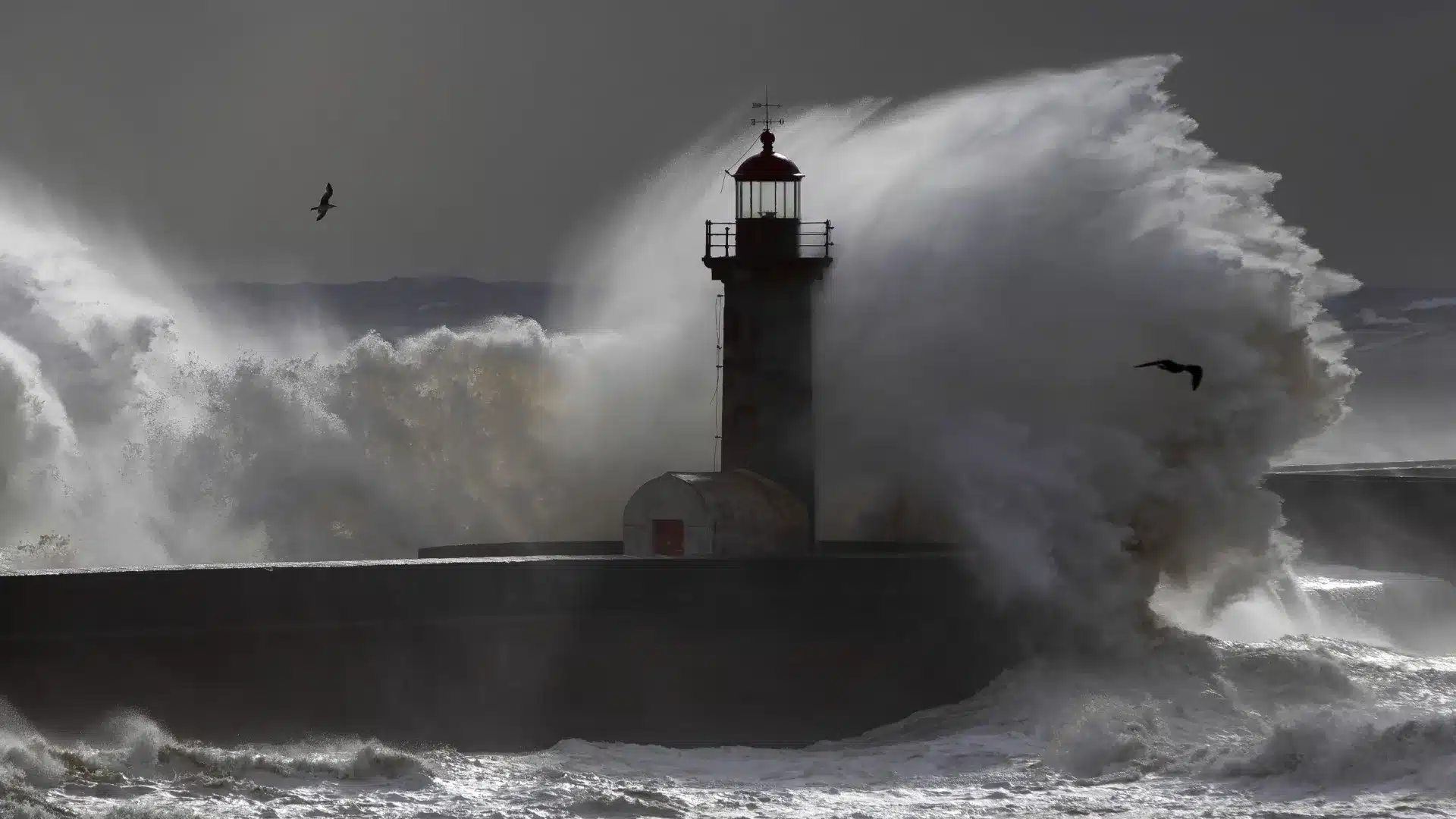 La côte est de nouveau sous avertissement en raison de l'agitation de la mer. Pluie seulement lundi.