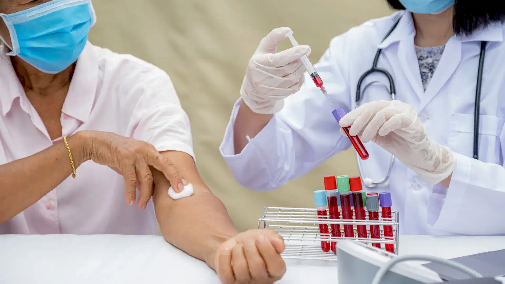 La dépense de l'État en analyses cliniques augmente et atteint 244 millions en 2024.