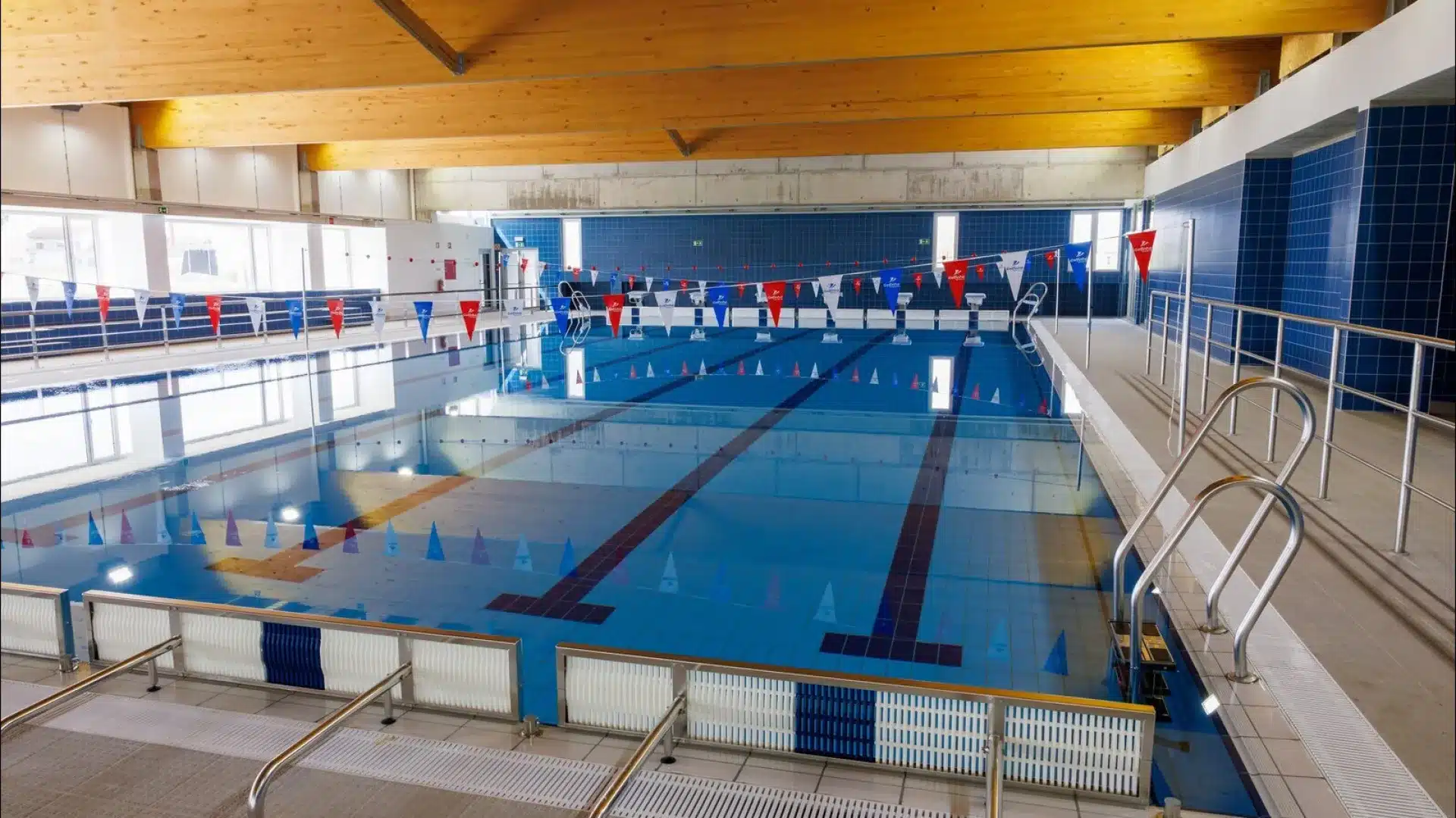 La dépression Claudia cause des dommages (et ferme) la piscine municipale de Moita.