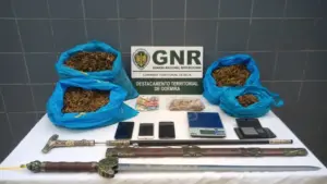 La GNR arrête un suspect de trafic à Odemira et saisit de la drogue.