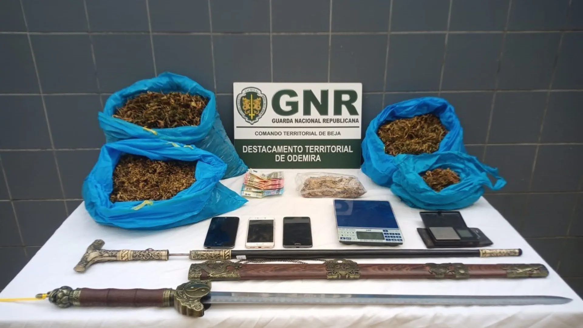La GNR arrête un suspect de trafic à Odemira et saisit de la drogue.