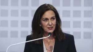 La ministre admet la nécessité de "mesures urgentes" et d'investissements dans les tribunaux.