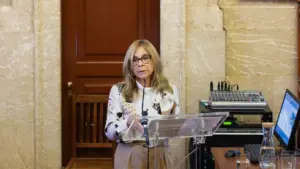 La ministre de la Santé défie l'opposition pour un accord sur le SNS.