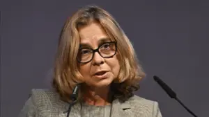 La ministre veut apporter plus de soins à domicile pour éviter les hospitalisations.