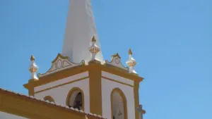 La Police Judiciaire enquête sur le vol de carreaux dans une église de Monforte.