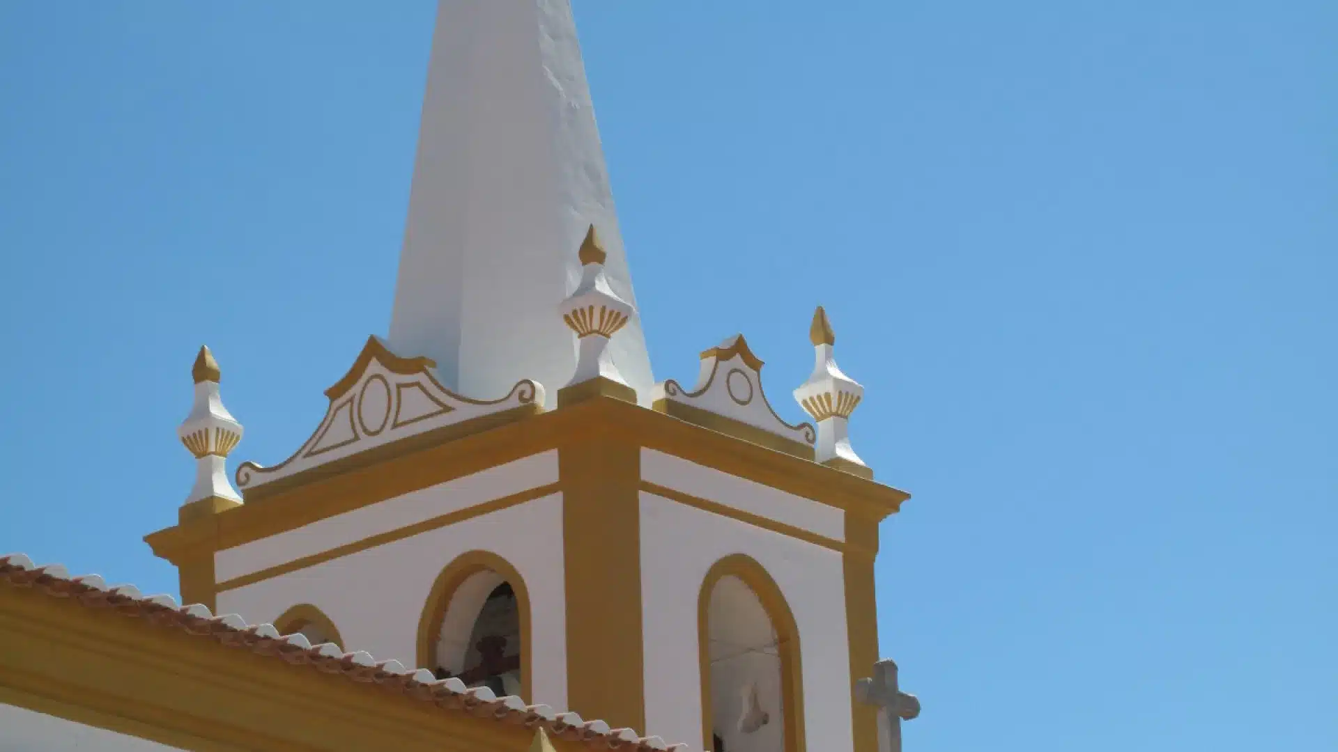 La Police Judiciaire enquête sur le vol de carreaux dans une église de Monforte.