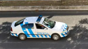 La poursuite commence sur l'IC19 et se termine sur l'A1. Le suspect a agressé et mordu un agent de la PSP.