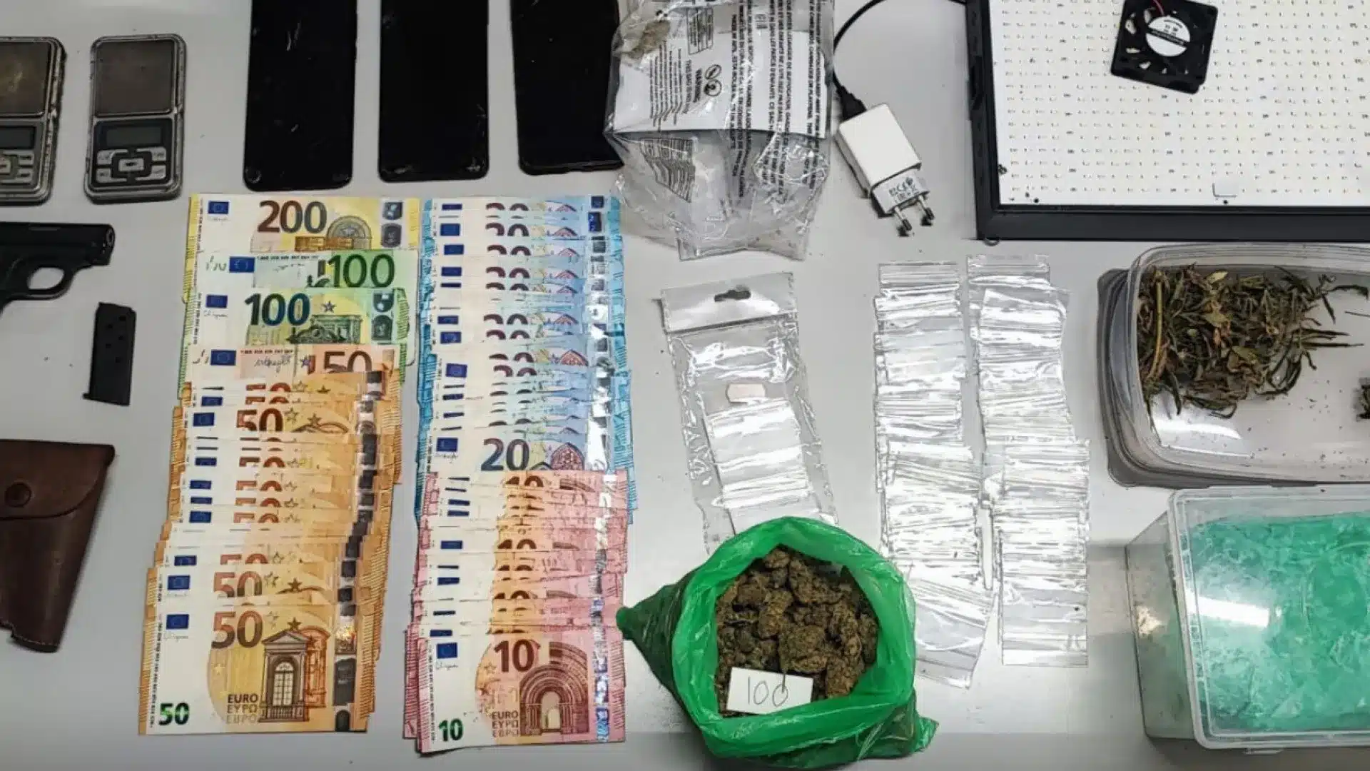 La PSP effectue quatre arrestations et saisit de la drogue, des armes et de l'argent à Braga.