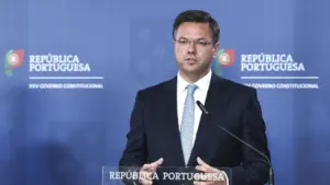 "La réforme de l'État que nous entreprenons aujourd'hui réduit 300 postes de direction."