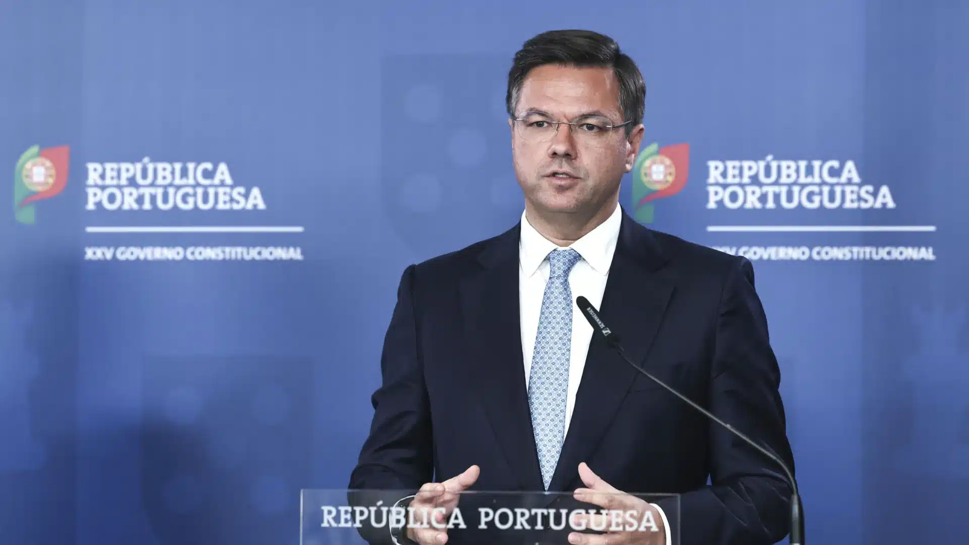 "La réforme de l'État que nous entreprenons aujourd'hui réduit 300 postes de direction."