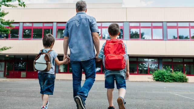Les parents peuvent s'absenter pour aller à l'école. Voir ce que dit la loi.