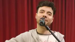 Le chanteur et producteur portugais Eddie remporte le prix latino : "Très spécial"