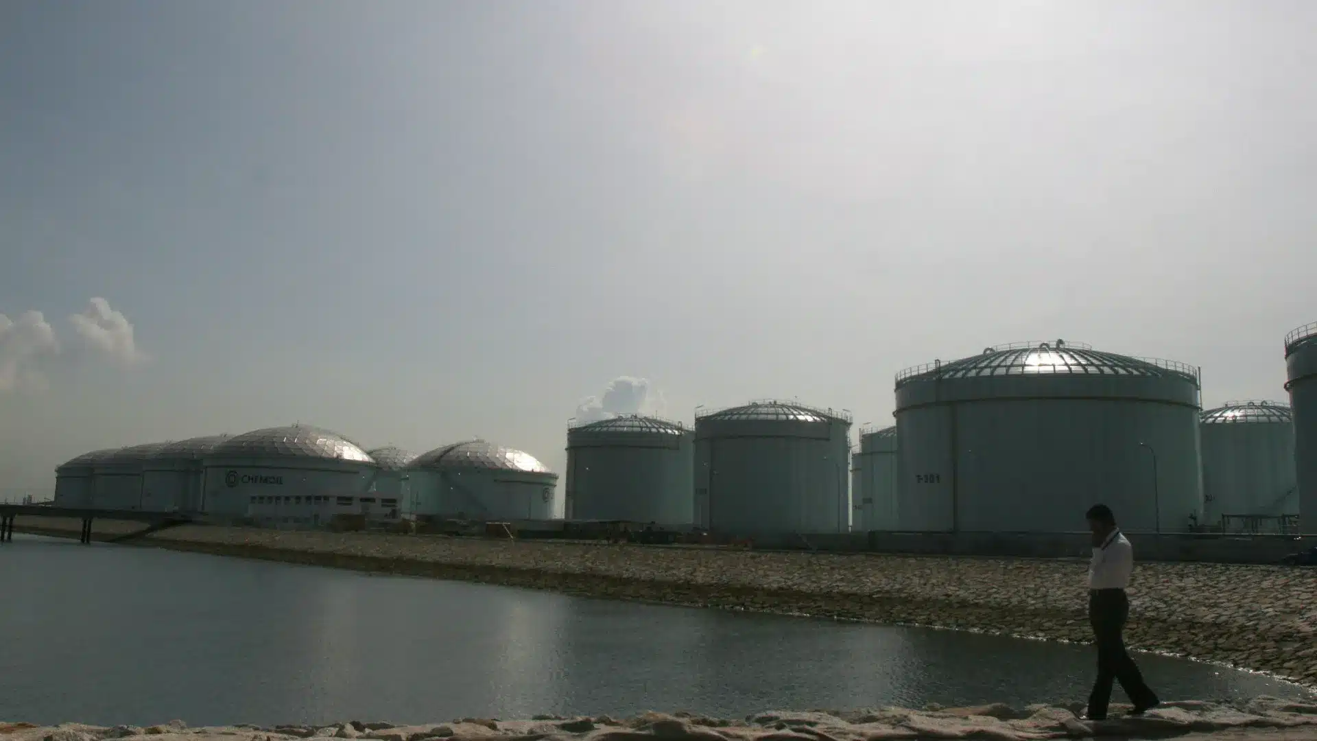 Le cours du Brent pour livraison en janvier baisse de 0,22% à 63,38 dollars.