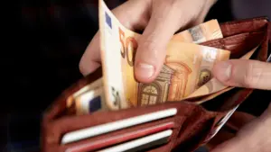 Le salaire moyen par travailleur augmente de 2,6 % en termes réels au 3e trimestre.