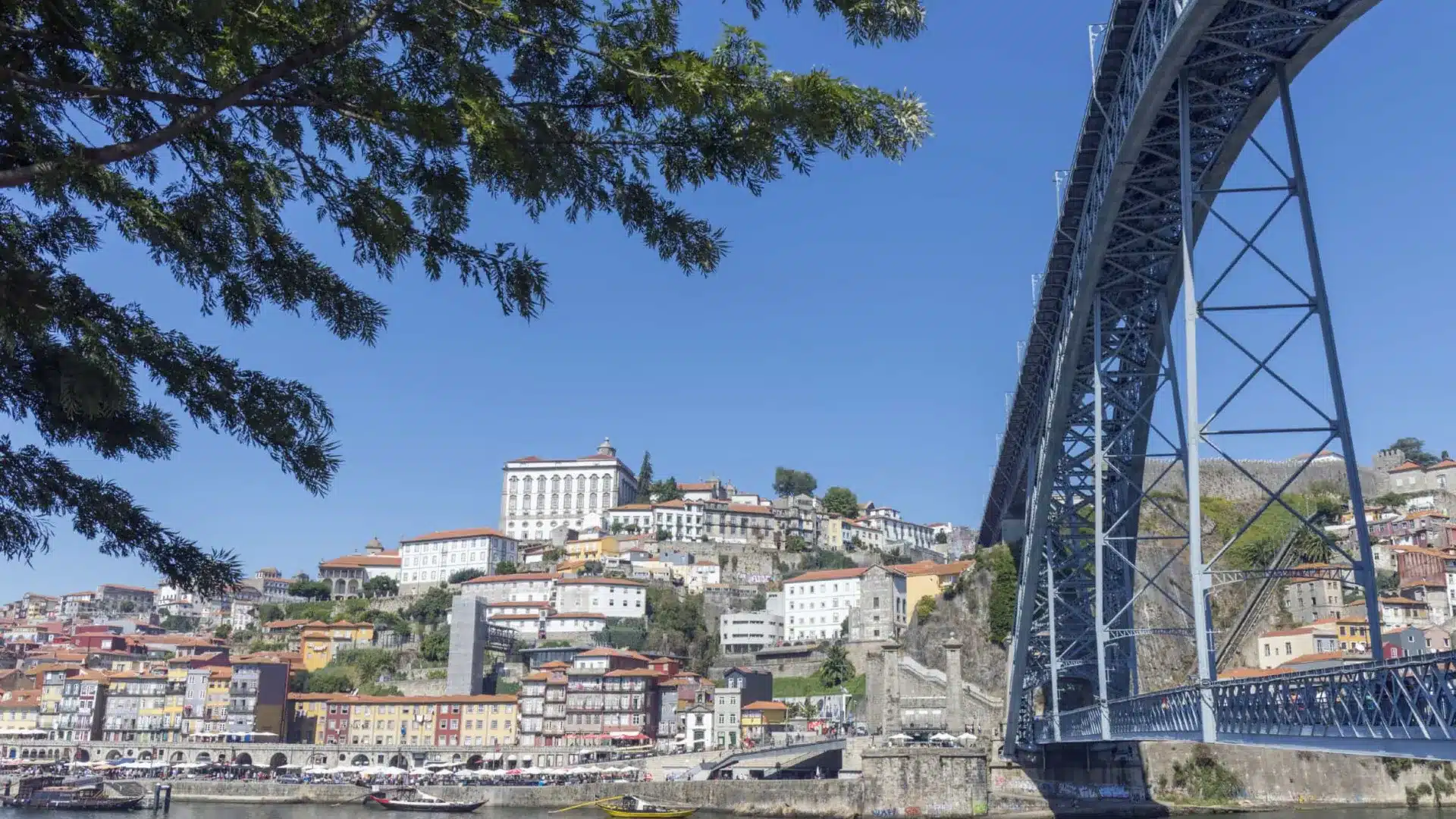 Le trafic a été détourné vers Ramalde et Viso lors d'une opération de la PSP avec 3 arrestations.