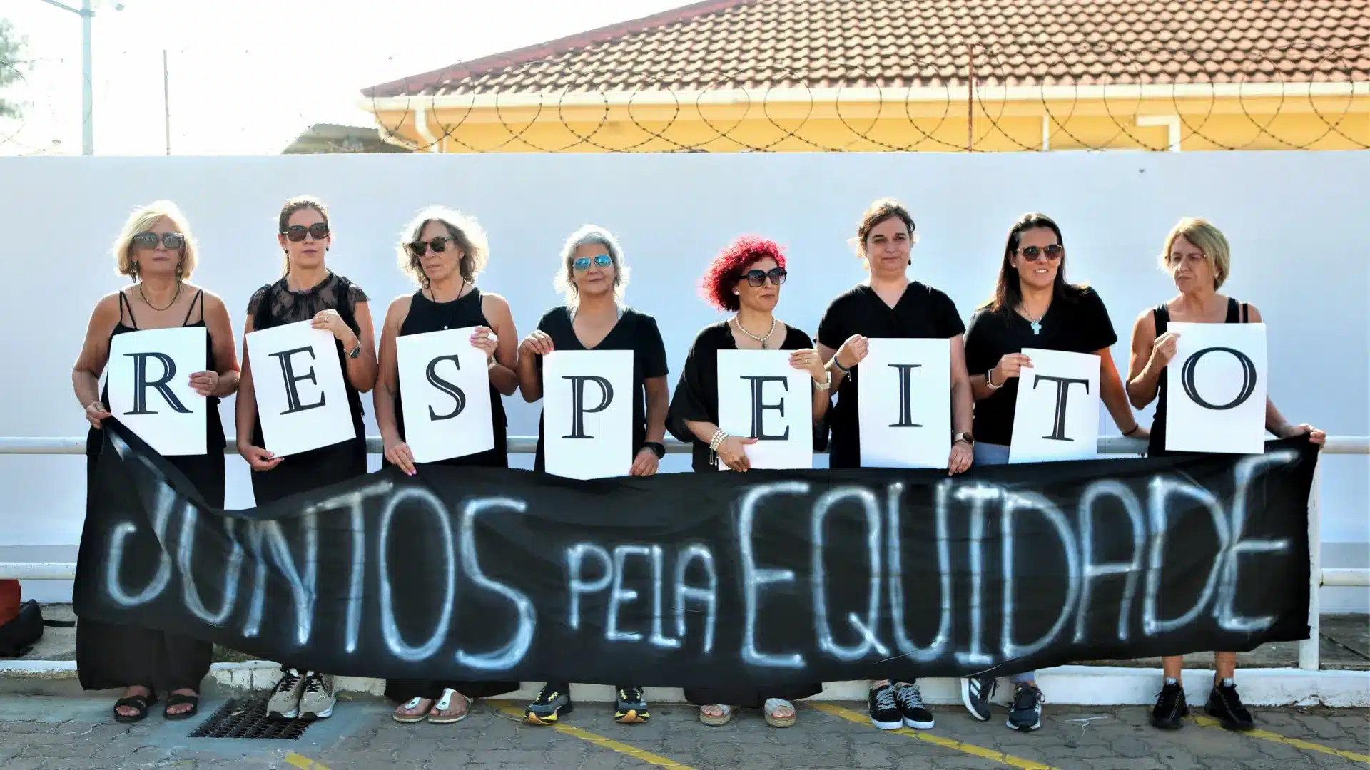 Les enseignants de l'École Portugaise du Mozambique en grève avec des critiques envers le gouvernement.