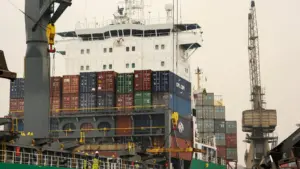 Les exportations angolaises chutent de 17,5 % et les importations s'envolent.