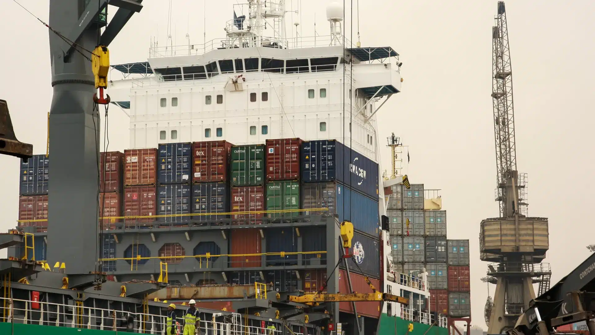 Les exportations angolaises chutent de 17,5 % et les importations s'envolent.