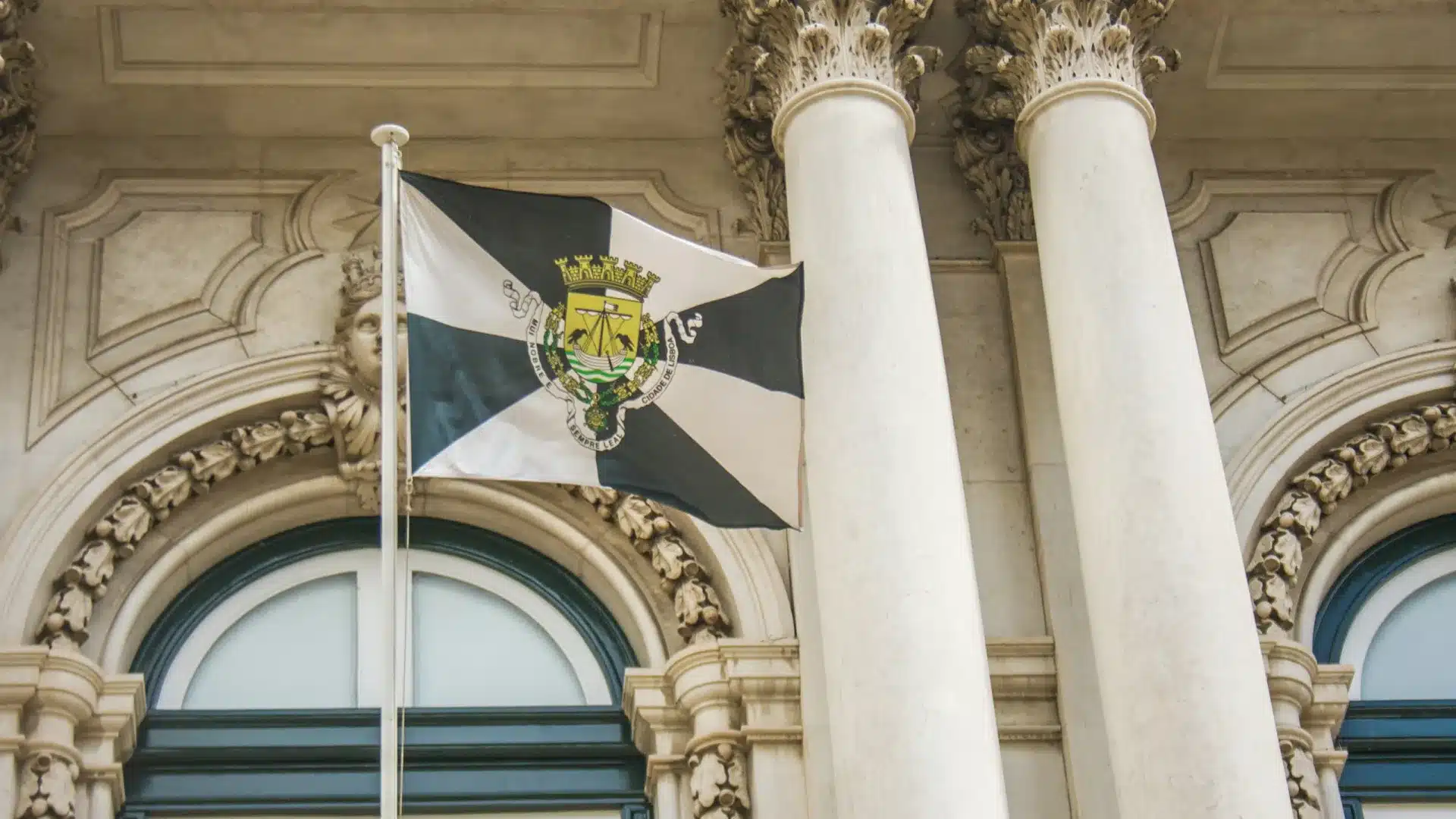 Les habitants remettent une pétition à la Chambre contre la vente du Pátio da Quintinha.