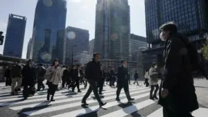 Les salaires réels au Japon baissent pour le neuvième mois consécutif face à l'inflation croissante.