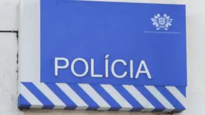 Les victimes dans la voiture carbonisée seraient six jeunes âgés de 18 à 20 ans.