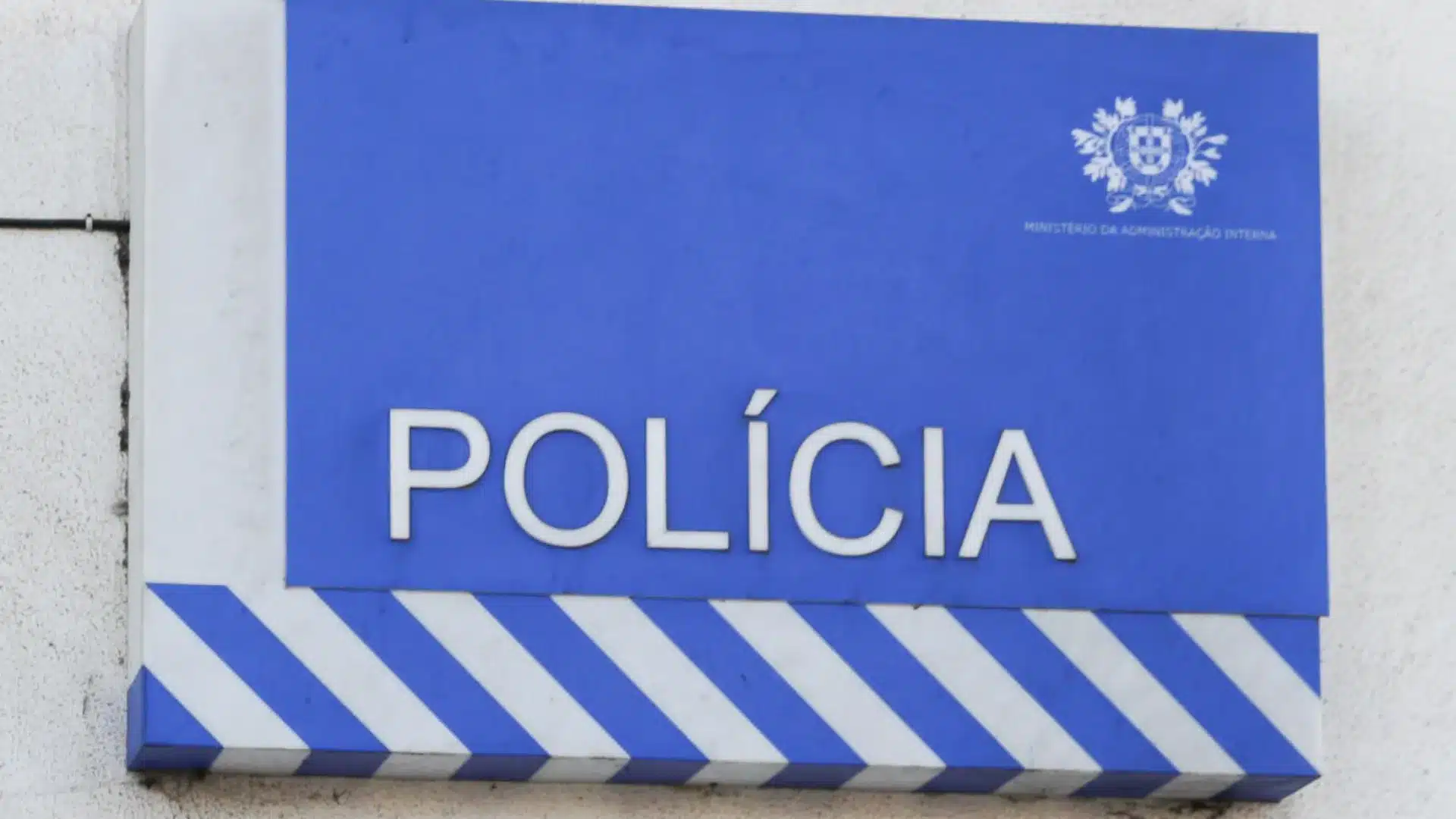 Les victimes dans la voiture carbonisée seraient six jeunes âgés de 18 à 20 ans.