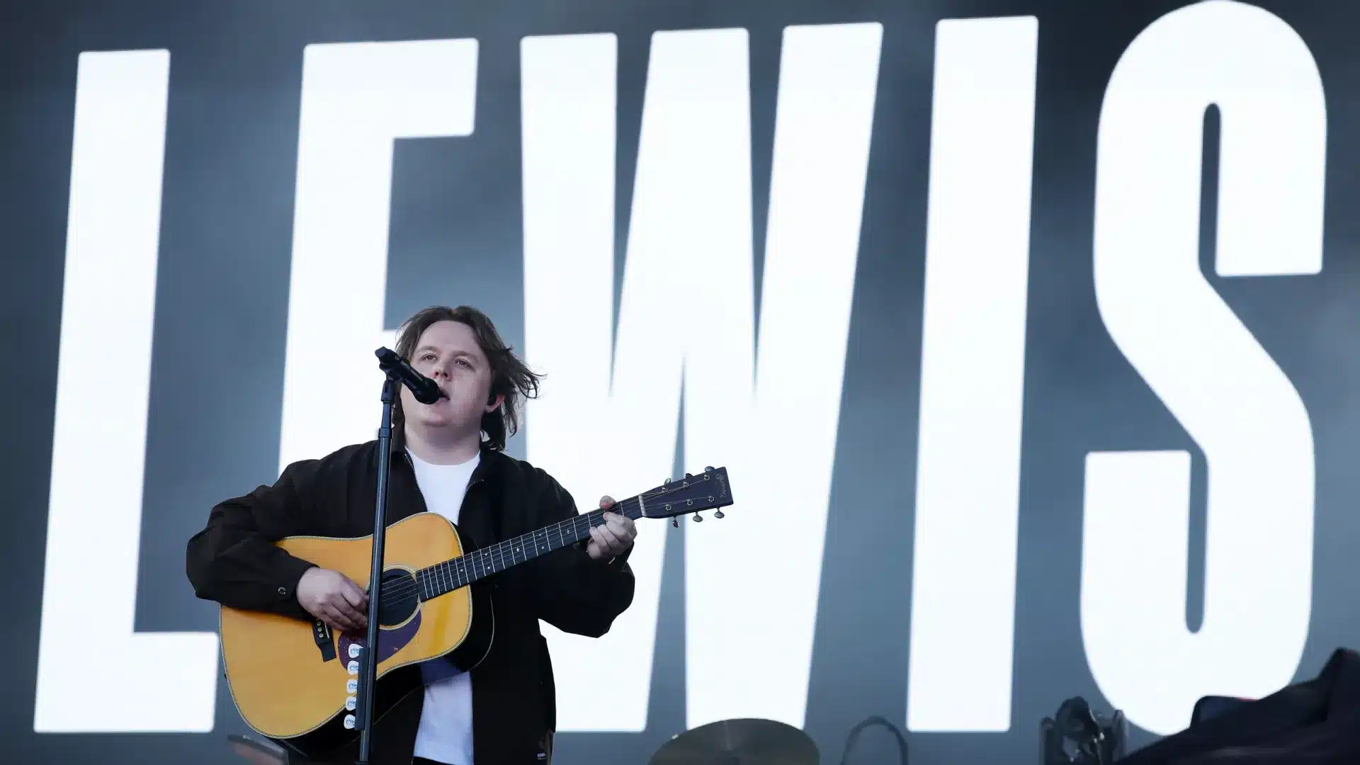 Lewis Capaldi se produit en juillet sur la plage de Figueira pour une date unique au Portugal.